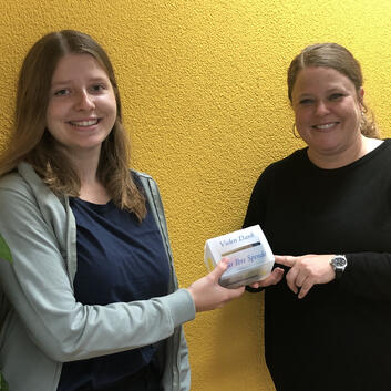 Lorena setzt ihr handwerkliches Können für die Wunderlampe ein