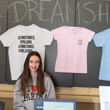Lena unterstützt die Wunderlampe mit Dream-Shirts