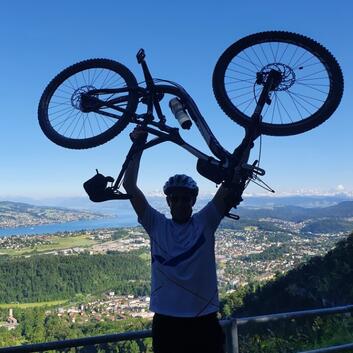 Sportliche Mitarbeitende der Deutschen Börse engagieren sich für die Wunderlampe