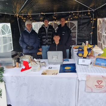 Vier Schüler der Sekundarschule Berg backen Crêpes für die Wunderlampe  