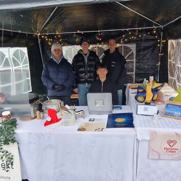 Vier Schüler der Sekundarschule Berg backen Crêpes für die Wunderlampe