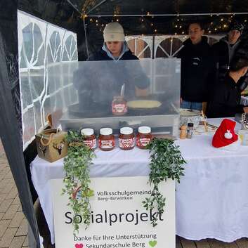 Vier Schüler der Sekundarschule Berg backen Crêpes für die Wunderlampe