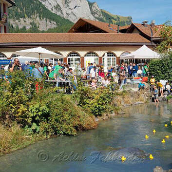 Gummienten liefern sich auf der Kander ein Wettrennen zu Gunsten der Wunderlampe