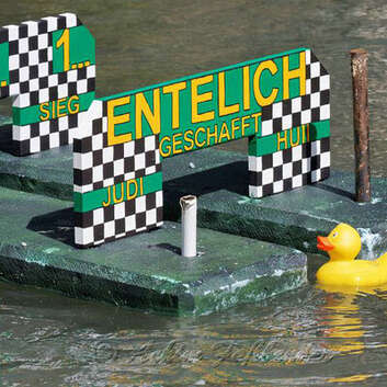 Gummienten liefern sich auf der Kander ein Wettrennen zu Gunsten der Wunderlampe