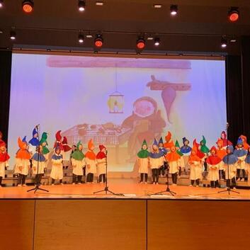 Unterägeris Kindergartenschülerinnen und -schüler unterstützen die Wunderlampe