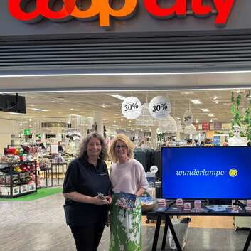 Coop City Filialen setzen sich am «Tag der guten Tat» für die Wunderlampe ein