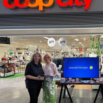 Coop City Filialen setzen sich am «Tag der guten Tat» für die Wunderlampe ein