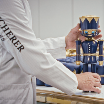 Bucherer unterstützte die Wunderlampe mit handbemalten Nussknackern