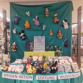 Mit liebevoll gehäkelten Oster-Hasen und -Küken Wunderlampe unterstützt