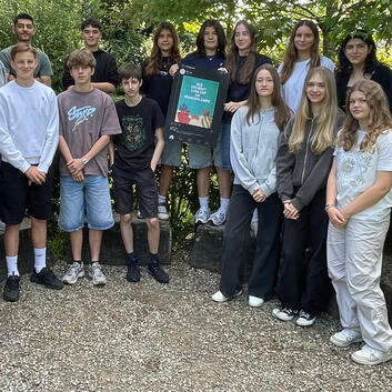 Die Klasse 3Eb der Sekundarschule Aadorf unterstützt schwimmend die Wunderlampe