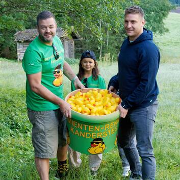 Gummienten liefern sich auf der Kander ein Wettrennen zu Gunsten der Wunderlampe