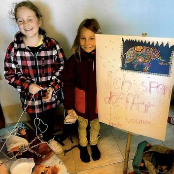 Sophia und Alena sammeln für ein Wunderlampe-Wunschkind