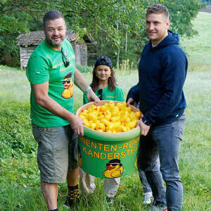 Gummienten liefern sich auf der Kander ein Wettrennen zu Gunsten der Wunderlampe
