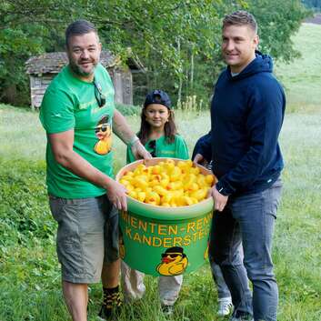Gummienten liefern sich auf der Kander ein Wettrennen zu Gunsten der Wunderlampe