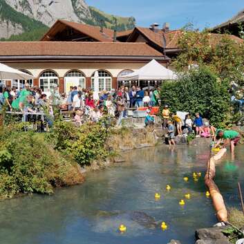 Gummienten liefern sich auf der Kander ein Wettrennen zu Gunsten der Wunderlampe