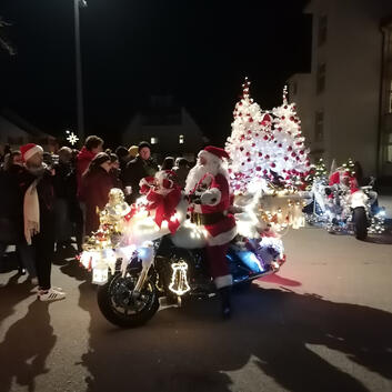 Weihnachtsparade Bubendorf 2023 zu Gunsten der Wunderlampe