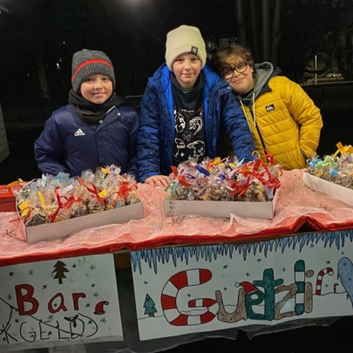 Schule Alpen unterstützt die Wunderlampe mit Adventsmarkt