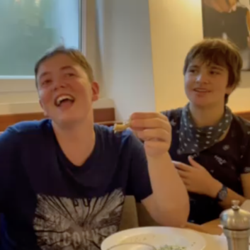 2973 Stiftung Wunderlampe_Insieme Luzern_Pizza essen