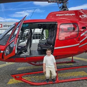 Aylan freut sich riesig über sein einzigartiges Flugerlebnis