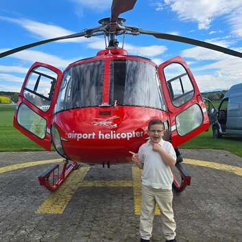 Aylan freut sich riesig über sein einzigartiges Flugerlebnis