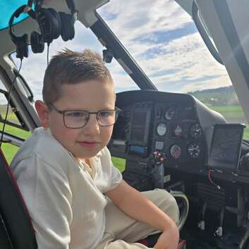 Aylan freut sich riesig über sein einzigartiges Flugerlebnis
