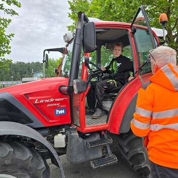 Gabriel absolviert einen Kurs für grosse Landwirtschaftsfahrzeuge