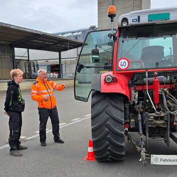 Gabriel absolviert einen Kurs für grosse Landwirtschaftsfahrzeuge