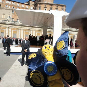 628 Stiftung Wunderlame_Papst_Rom_2